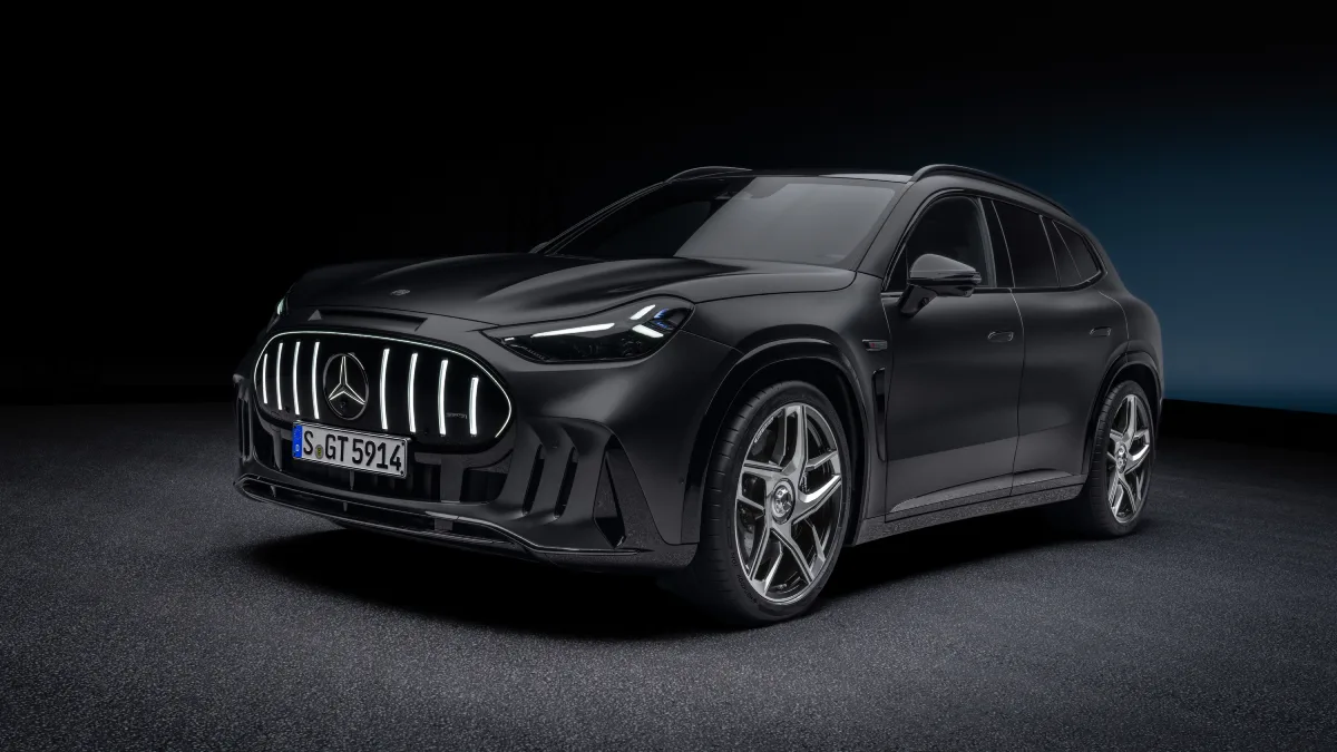 Mercedes-AMG GT SUV 2026, czarny elektryczny SUV widziany od przodu i boku z podświetlanym grillem, reflektorami LED i sportowymi felgami