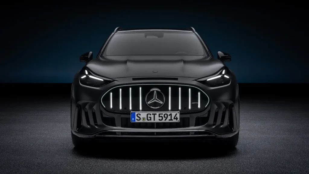 Mercedes-AMG GT SUV 2026 widziany z przodu, czarny elektryczny SUV z podświetlaną osłoną chłodnicy AMG i reflektorami LED