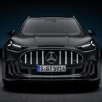 Mercedes-AMG GT SUV 2026 widziany z przodu, czarny elektryczny SUV z podświetlaną osłoną chłodnicy AMG i reflektorami LED