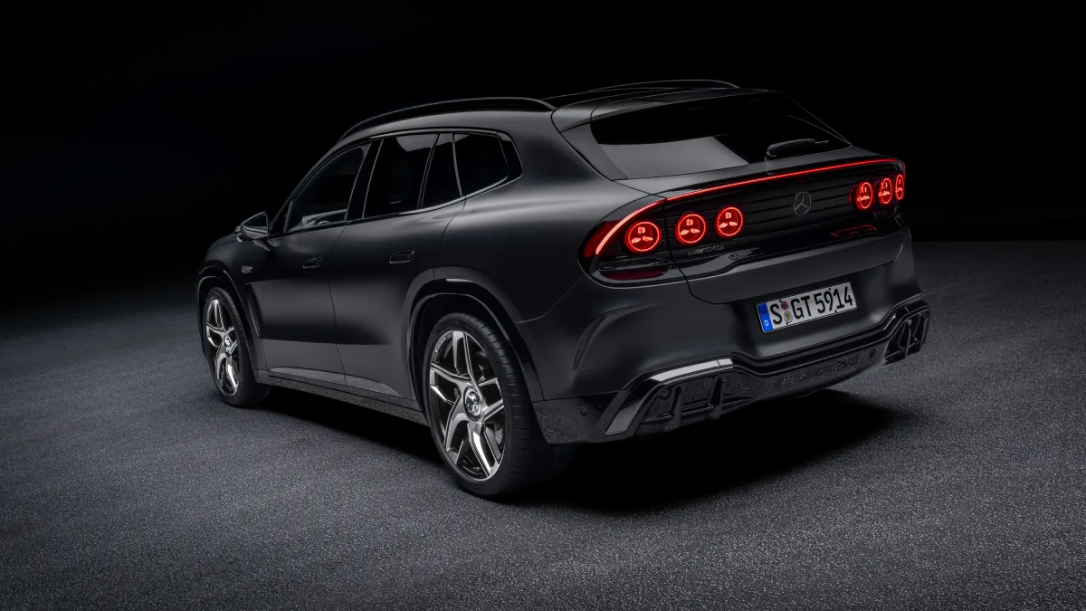 Mercedes-AMG GT SUV 2026 widziany od tyłu i boku, czarny elektryczny SUV z poziomym pasem świateł LED i sportowym zderzakiem