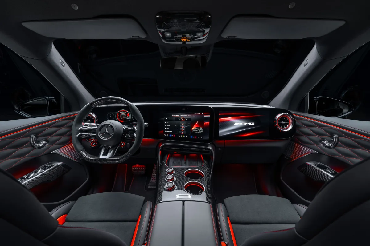 Mercedes-AMG GT SUV 2026, sportowy kokpit z cyfrowymi ekranami, kierownicą AMG, czerwonym podświetleniem i konsolą środkową