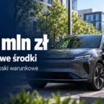 NaszEauto, grafika z napisem „+82 mln zł” i samochodem elektrycznym przy ładowarce