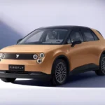 Pomarańczowy Nio Firefly, elektryczny hatchback, widok z przodu i boku