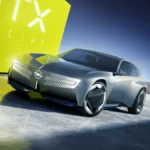 Opel STX Concept widziany z przodu i boku, z podświetlanym logo Opel, szerokim pasem świetlnym i dużymi felgami