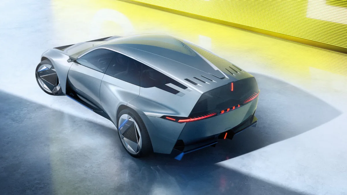 Tył Opel STX Concept widziany z góry i boku, z czerwonym pasem świetlnym LED, napisem Opel i aerodynamicznymi detalami