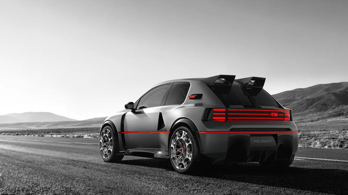 Tył Peugeot E-T16 Concept z czerwonymi światłami LED, dwoma spojlerami dachowymi i szerokim dyfuzorem