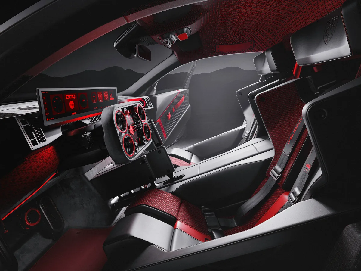Sportowe wnętrze Peugeot E-T16 Concept z czerwonymi fotelami kubełkowymi, cyfrowym ekranem i futurystycznym stanowiskiem kierowcy