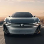 Peugeot RCZ Vision od przodu podczas jazdy, z szerokim pasem świetlnym LED i nowym logo Peugeot