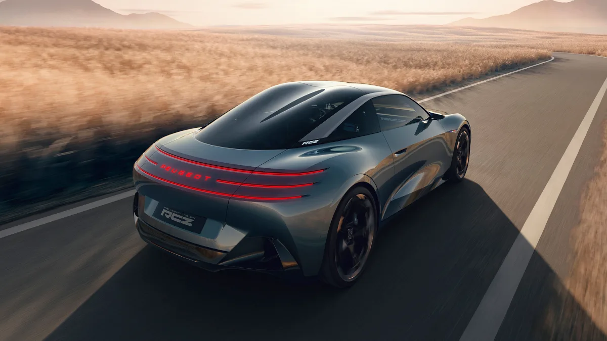Peugeot RCZ Vision widziany od tyłu podczas jazdy, z czerwonymi poziomymi światłami LED i napisem Peugeot