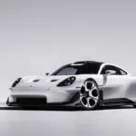 Porsche Mission S 2026, biały supersamochód koncepcyjny z czarnym dachem widziany z przodu i boku w studiu