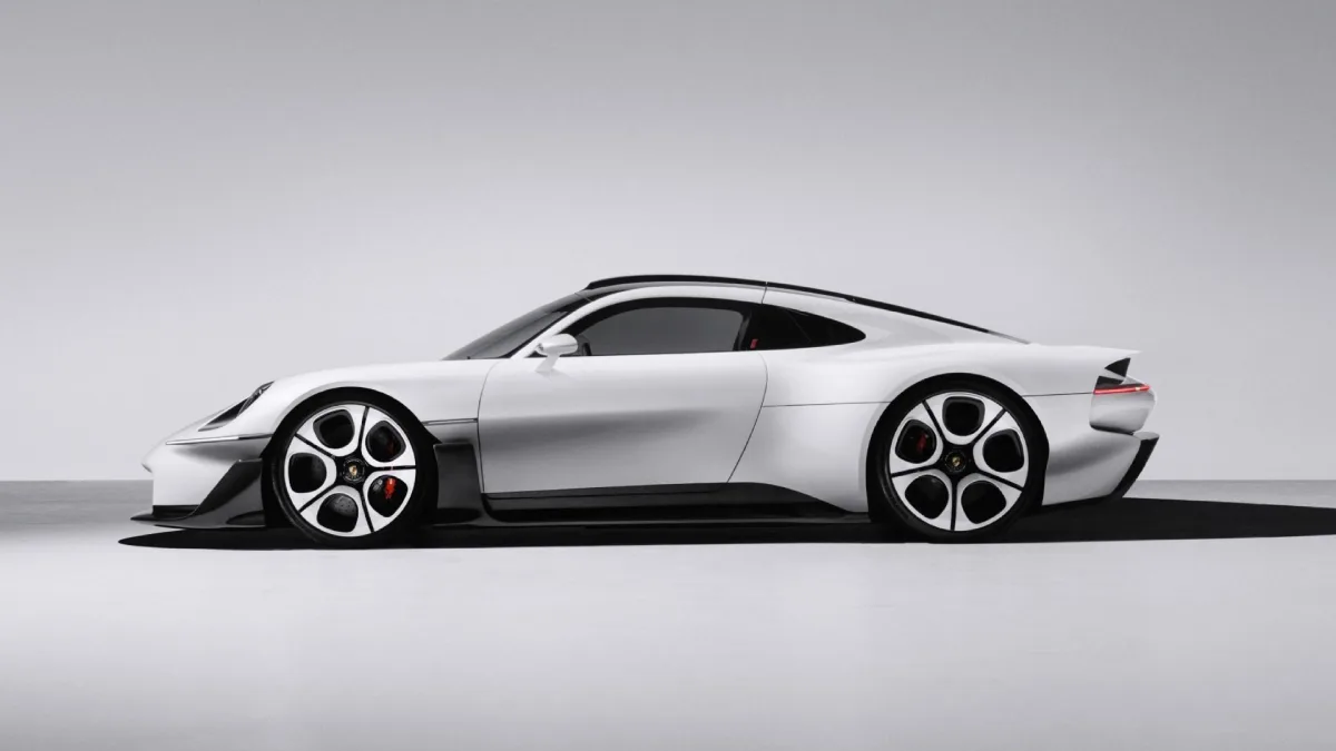 Porsche Mission S 2026 z profilu, biały supersamochód koncepcyjny z niską linią dachu, szerokimi błotnikami i dużymi obręczami kół