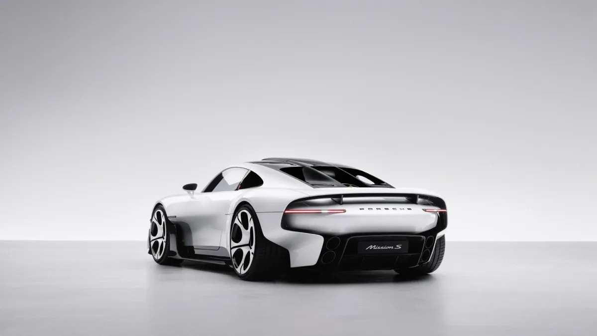 Porsche Mission S 2026 widziane od tyłu i boku, z aktywnym tylnym skrzydłem, wąskimi światłami LED i szerokim białym nadwoziem
