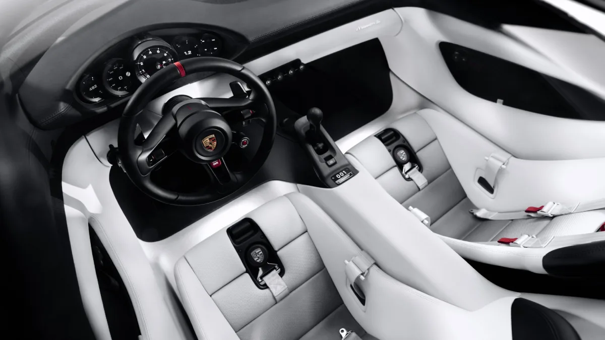 Porsche Mission S, wnętrze z pięcioma okrągłymi wskaźnikami, sportową kierownicą, fizycznymi przełącznikami i białymi fotelami