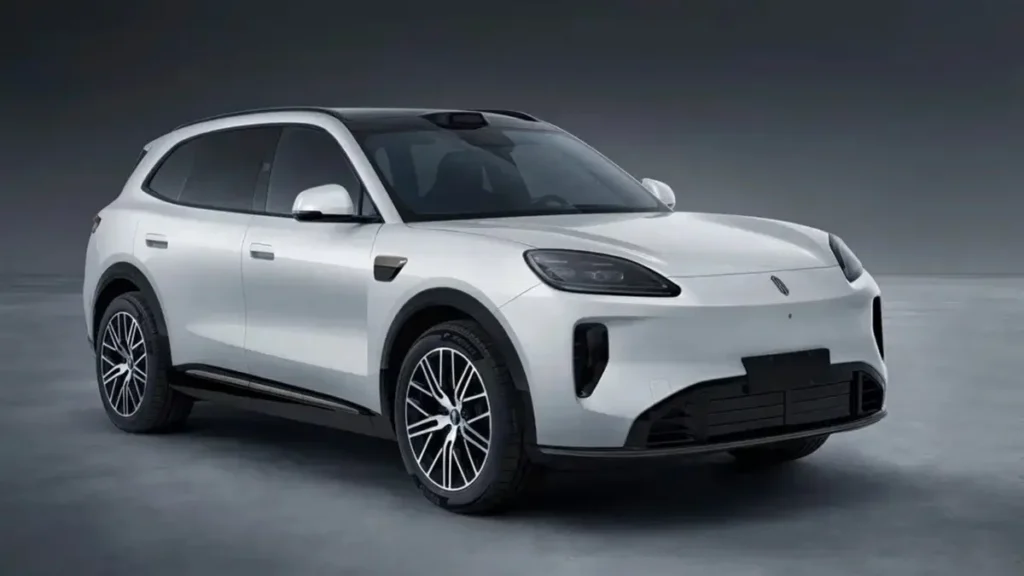 Shangjie Z9 2026, biały elektryczny SUV Huawei i SAIC widziany z przodu i boku, z reflektorami LED i dużymi obręczami kół