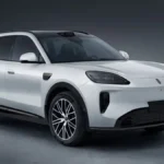 Shangjie Z9 2026, biały elektryczny SUV Huawei i SAIC widziany z przodu i boku, z reflektorami LED i dużymi obręczami kół