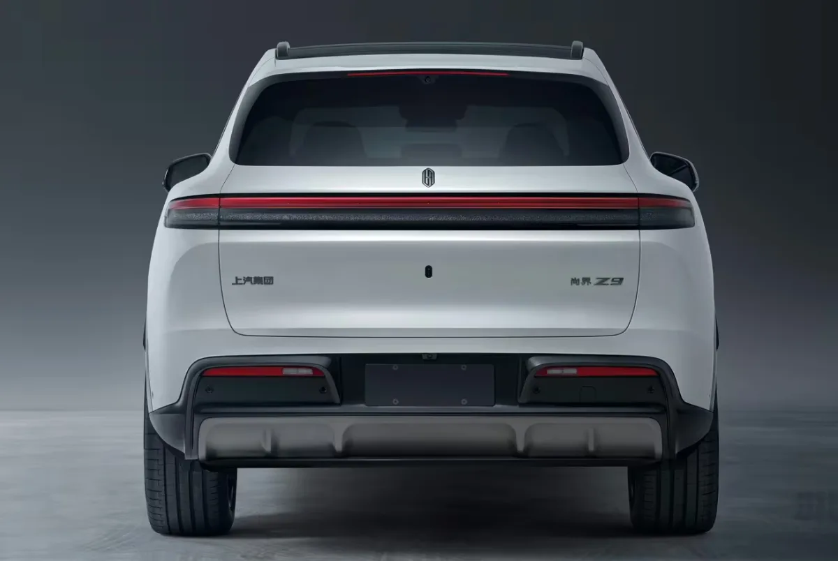 Shangjie Z9 2026 widziany od tyłu, biały elektryczny SUV z poziomym pasem świateł LED i oznaczeniem Z9 na klapie bagażnika