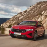 Czerwona Škoda Octavia RS podczas jazdy po krętej drodze