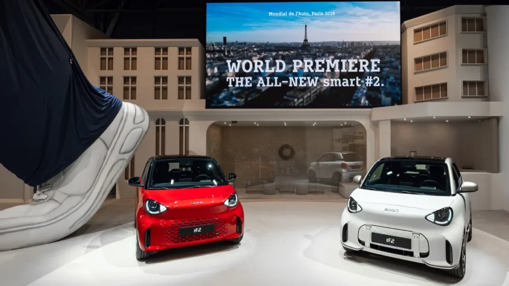 Czerwony i biały smart #2 podczas światowej premiery na salonie samochodowym w Paryżu w 2026 roku