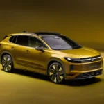 Złoty Volkswagen ID. Tiguan 2027, elektryczny SUV pokazany od przodu pod kątem w studiu