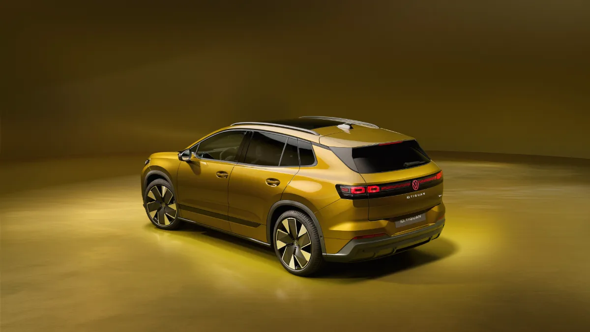 Tył złotego Volkswagena ID. Tiguana z poziomą listwą czerwonych świateł LED